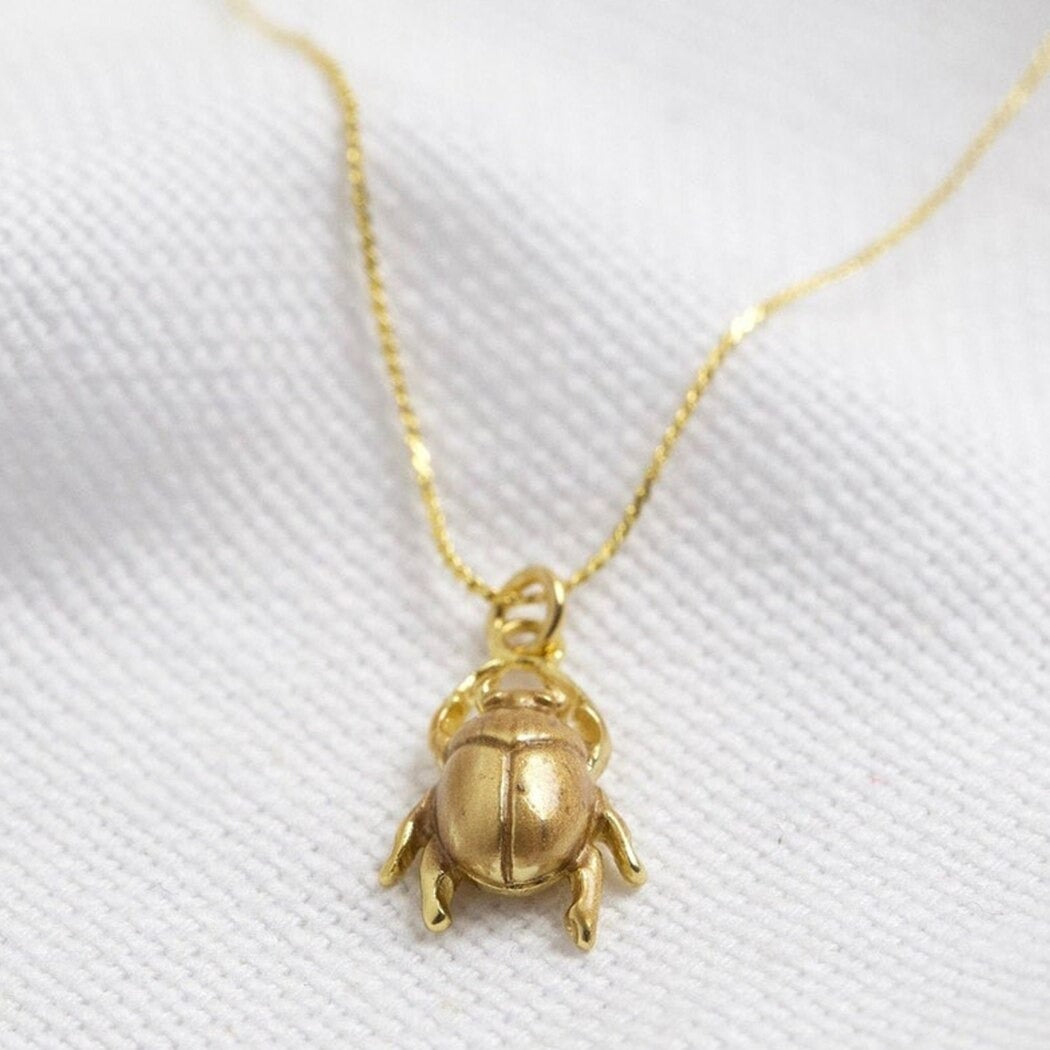 Detaljert bille amulett halskjede for kvinner. Et unikt smykke som tilbehør for punk eller elegant stil.