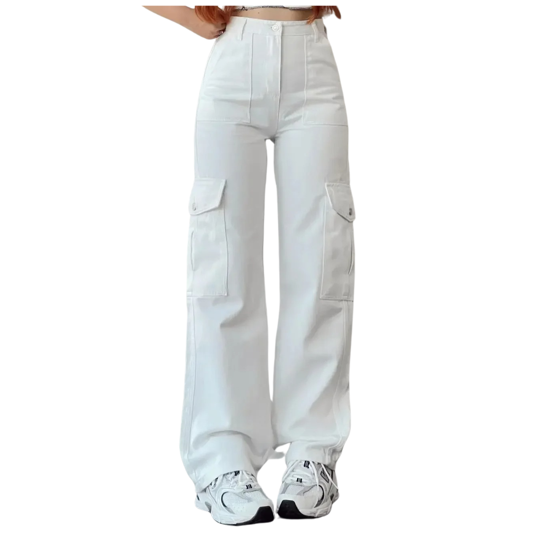 Kvinne går i komfortable cargobukser, vide ben, perfekt for casual hverdagsbruk og en trendy streetwear-stil.