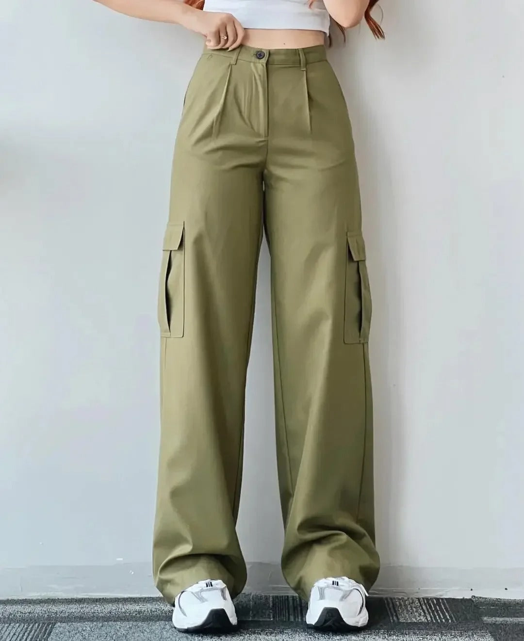 Svarte cargobukser til kvinner, trendy fritidsbukse med praktiske lommer, vide ben, streetwear look.