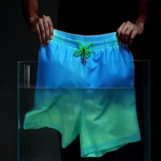 Fargeskiftende svømmeshorts for kvinner. En unik effekt for sommerens aktiviteter.