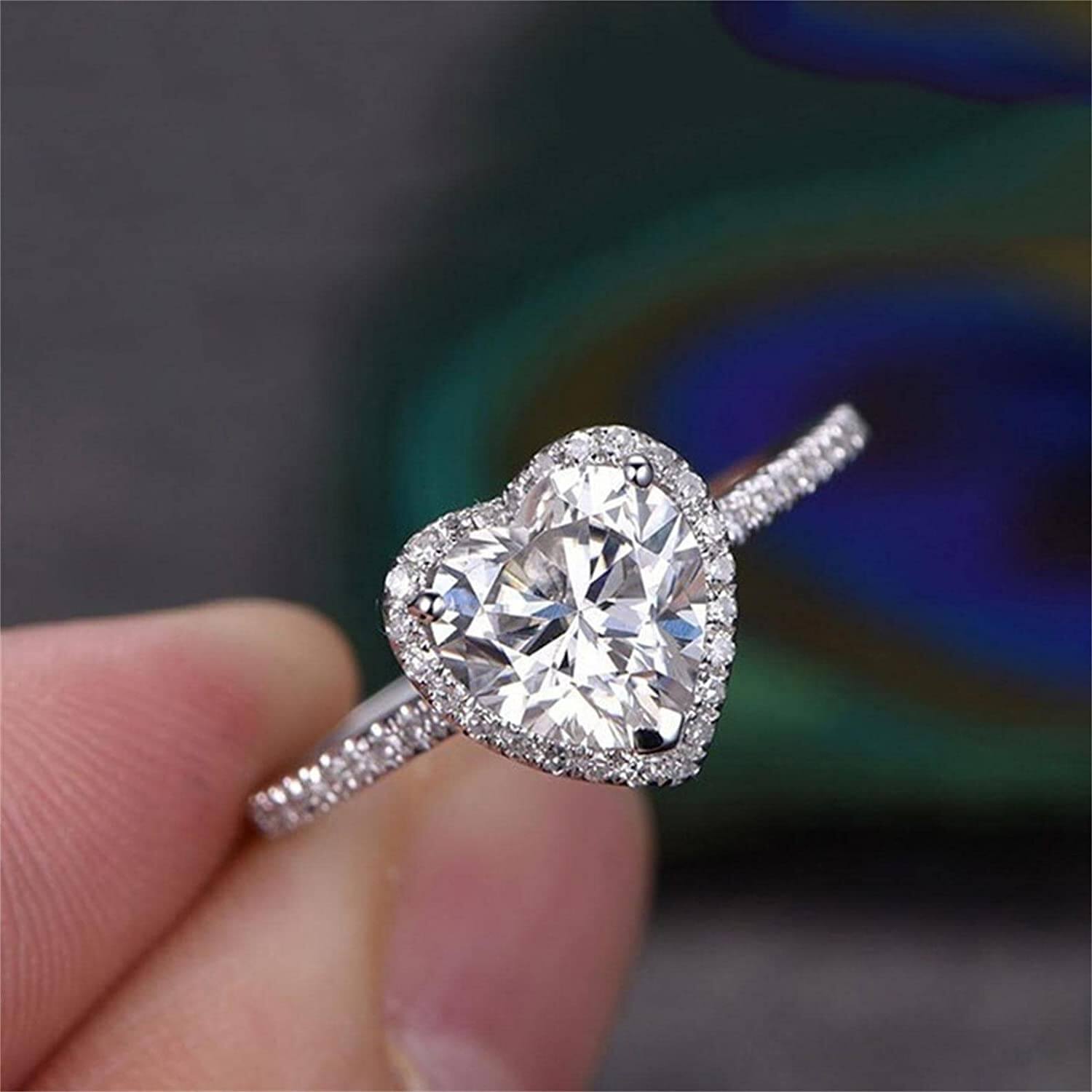 Sølv hjertering for kvinner, med glitrende cubic zirconia som fanger lyset vakkert.