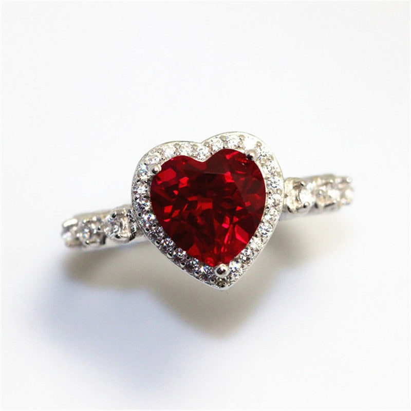 Elegant hjertering for kvinner, dekorert med skinnende cubic zirconia. Ideell gave.