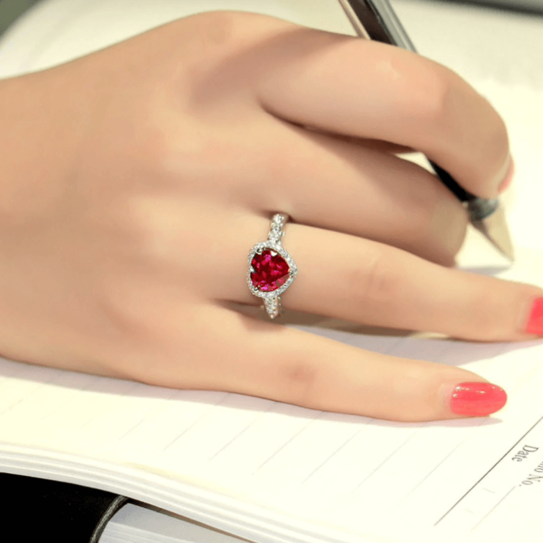 Glitrende hjertering for kvinner med cubic zirconia detaljer. Evig kjærlighetssymbol.