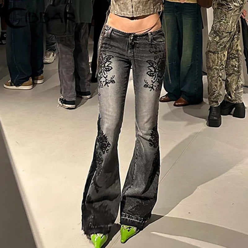 Vintage inspirerte jeans for kvinner, lav midje med blomstertrykk. Flared passform for mote.