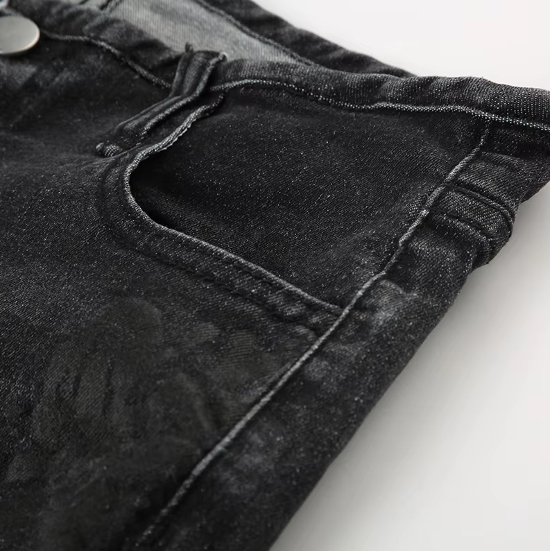 Casual lav midje jeans for kvinner med vakkert blomstertrykk. Flared ben for komfort.