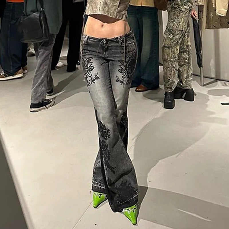 Trendy vår/sommer jeans for kvinner. Lav midje og levende blomstertrykk på slengbukser.
