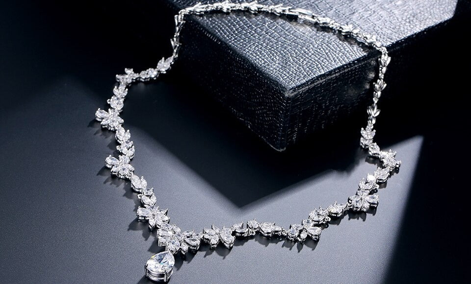 Moderne krystall smykkesett for kvinner. Glitrende cubic zirconia halskjede & øredobber. Tidløs stil.