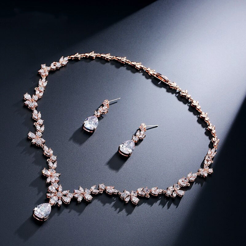 Gullbelagt krystall smykkesett for kvinner. Halskjede & øredobber med glitrende cubic zirconia.