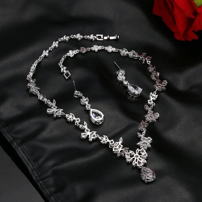 Glamorøst krystall halskjede med cubic zirconia. Tidløs eleganse, del av smykkesett for kvinner.