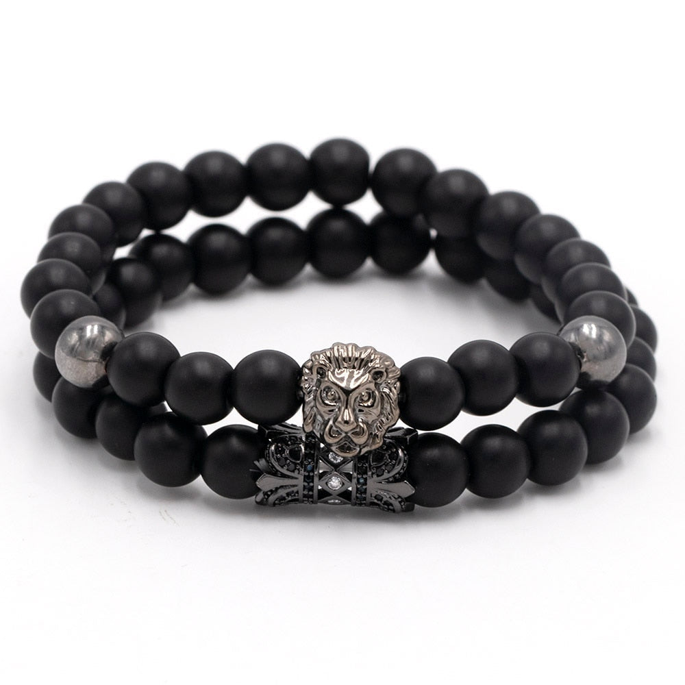 Stilrent natursteinarmbånd med løve, pryder en kvinnes håndledd. Perfekt smykke for selvtillit og energi.