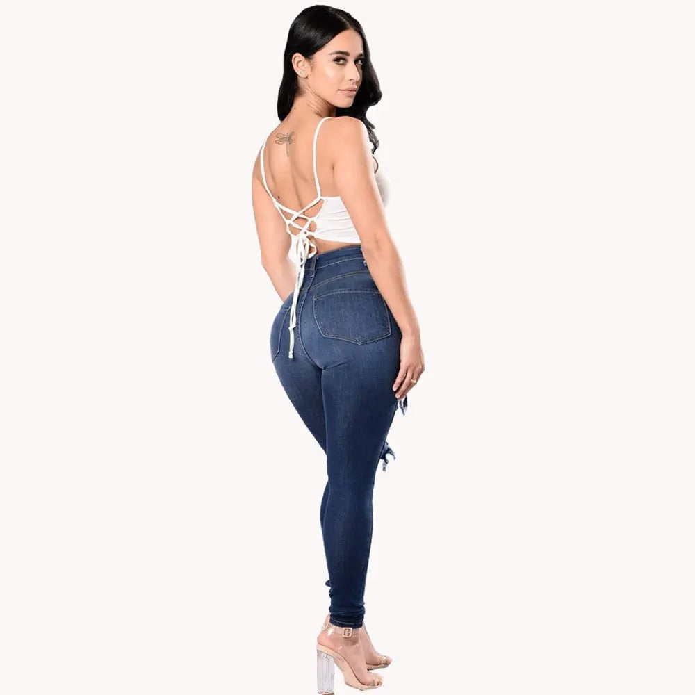 Kvinner modell iført rippede stretch jeans med høy midje, viser moderne og komfortabel passform.