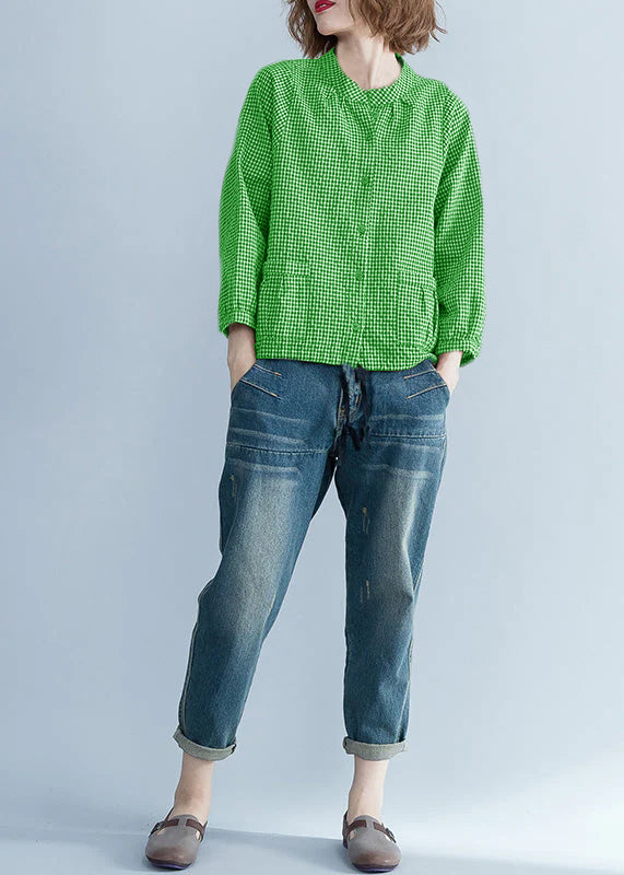 Stilfull rutet kvinnebluse med lange ermer, moderne design for en elegant og avslappet stil.