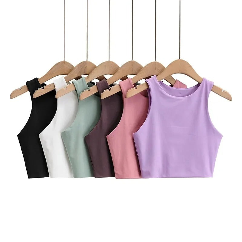 Stilfull slim fit tanktopp med o-hals for kvinner, presentert på modell for inspirerende look.