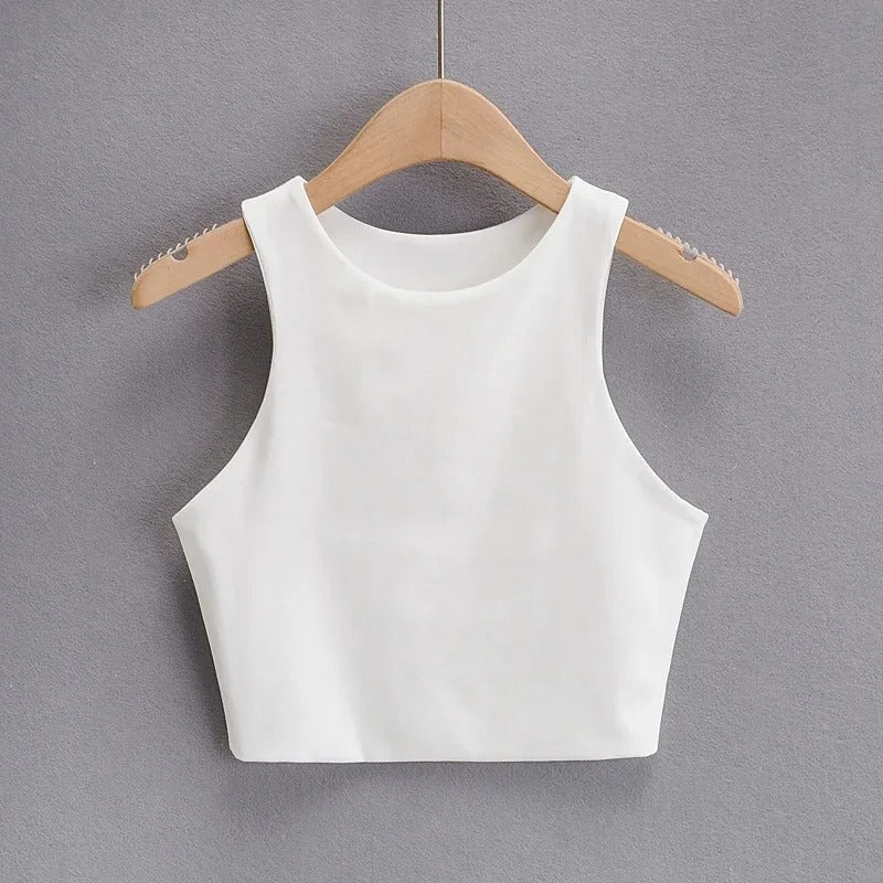 Elegant slim fit tanktopp for kvinner, med o-hals for en tidløs og moderne hverdagslook.