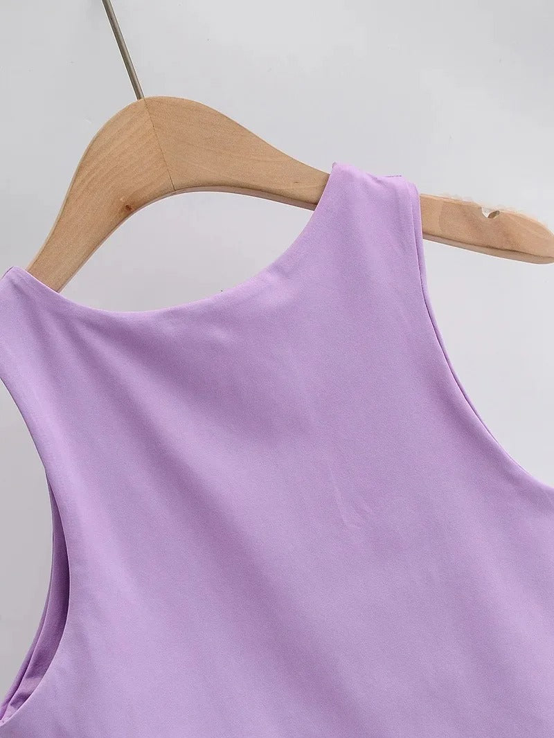 Sommerklar kvinner tanktopp, slim fit og ermeløs med tidløs o-hals for varme dager.