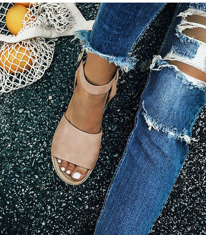 Komfortable kvinners sommer plattformsandaler. Elegante espadriller med kilehæl.