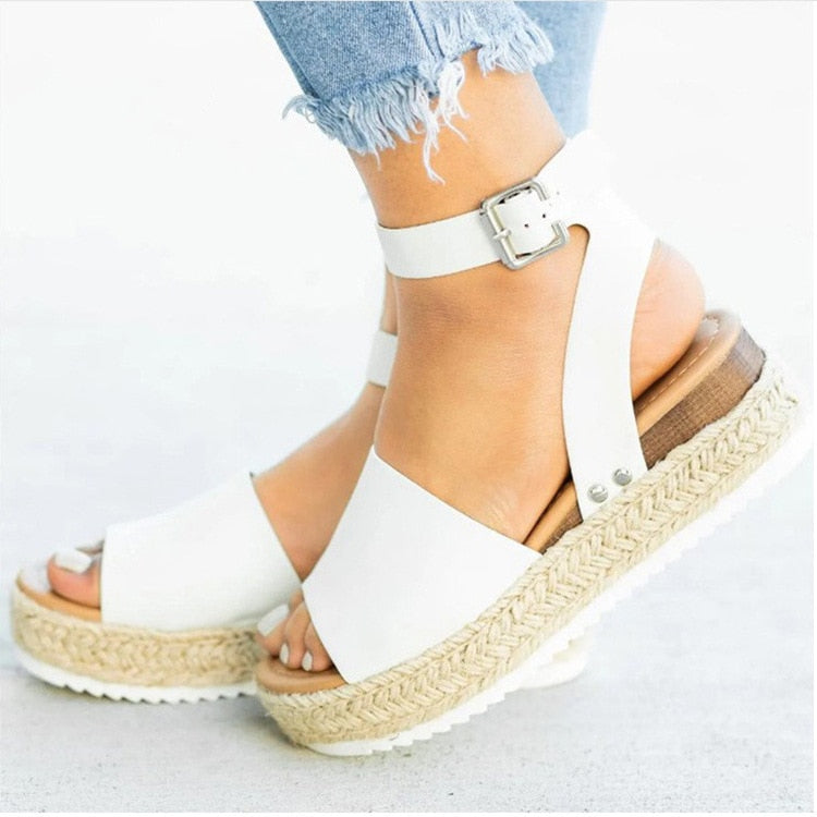Sommerlige kvinnesandaler med espadrille plattform og elegant ankelstropp.