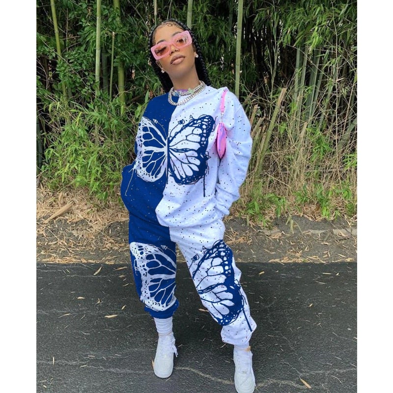 Trendy kvinner treningsdragt: hettegenser og bukser med vakkert sommerfuglprint. Perfekt for avslappet stil.
