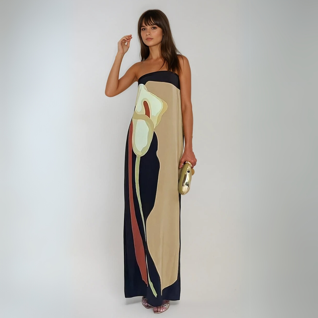 Lett, behagelig strapless kvinnekjole med fargerikt kunsttrykk; ideell for sommerdager og kvelder.