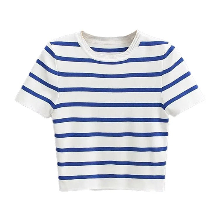 Trendsettende strikket cropped sommertopp for kvinner med moderne striper. Ideell for fritid og mote.