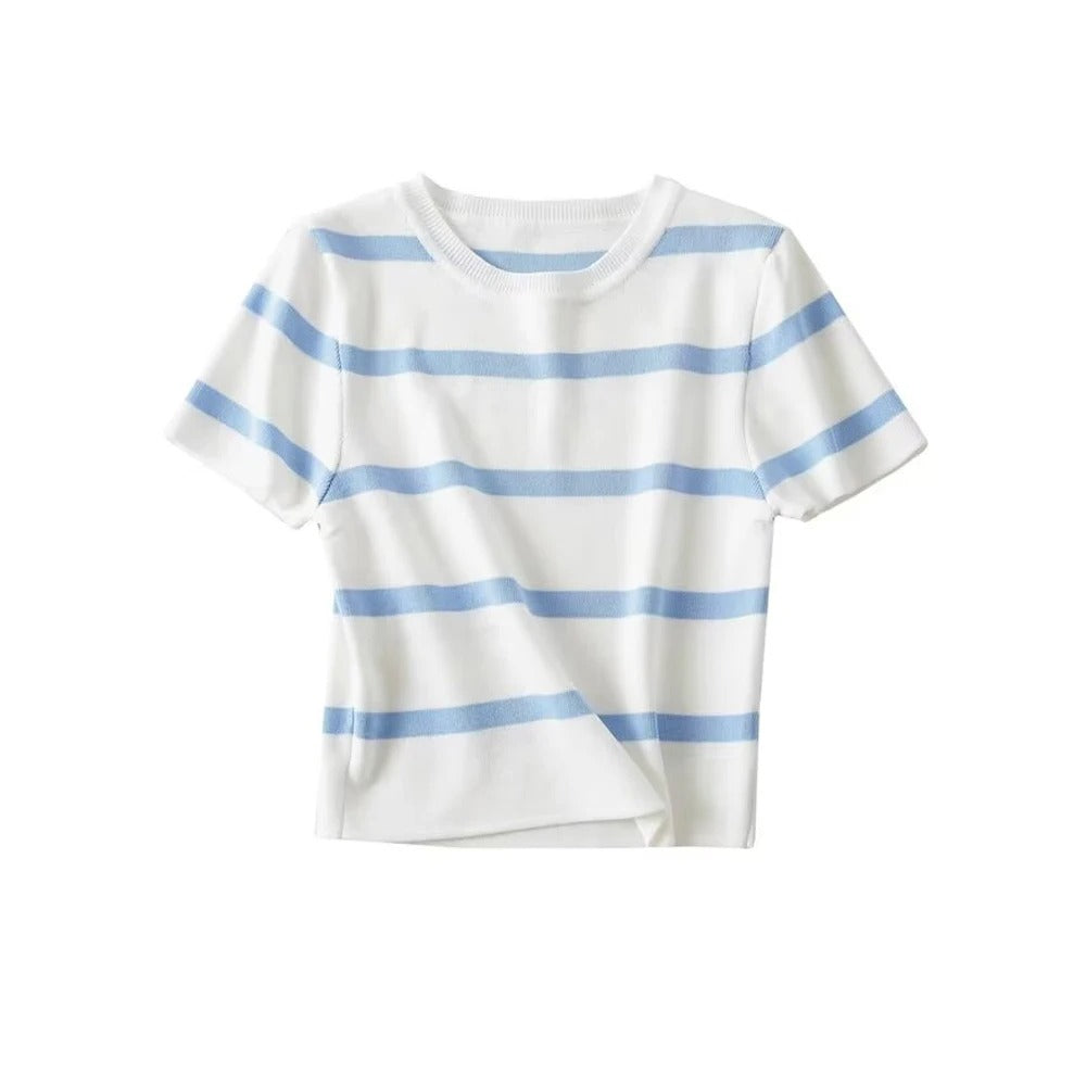 Myk, strikket dame topp med friske striper. Komfortabel og trendy cropped design med O-hals.
