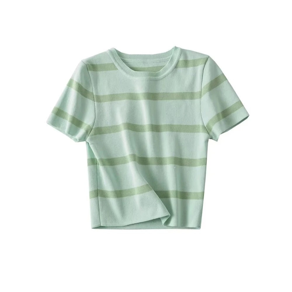 Stilfull cropped strikket topp for kvinner, viser en avslappet passform, korte ermer og stripete mønster.