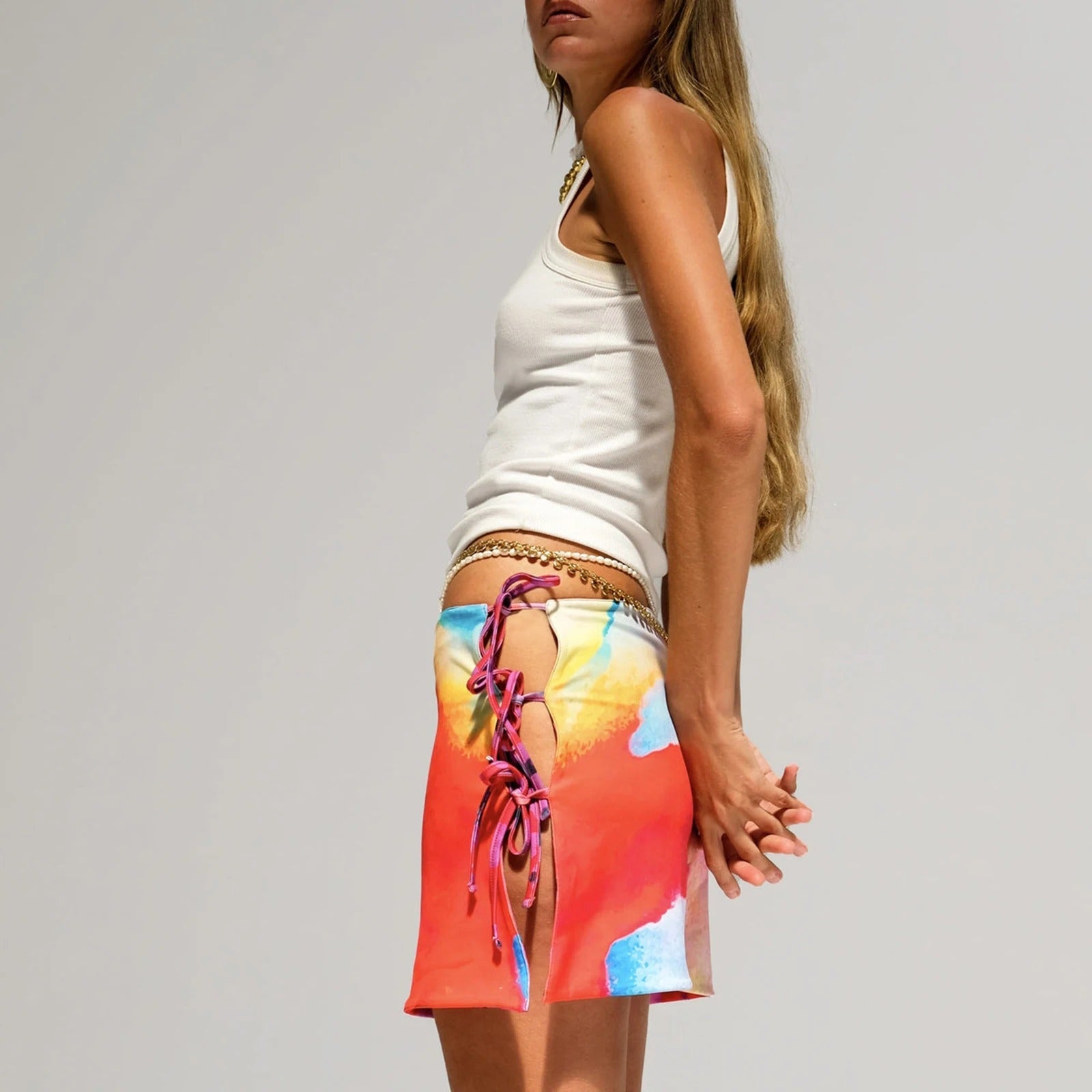 Trendy kvinners tie-dye skjørt, bodycon med snøring. Lav midje miniskjørt for fest og streetstyle.