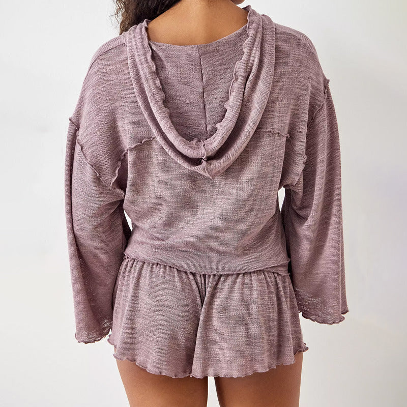Trendy lilla og hvit sett for kvinner med langermet topp og flagrende shorts. Komfortabel avslappet passform.