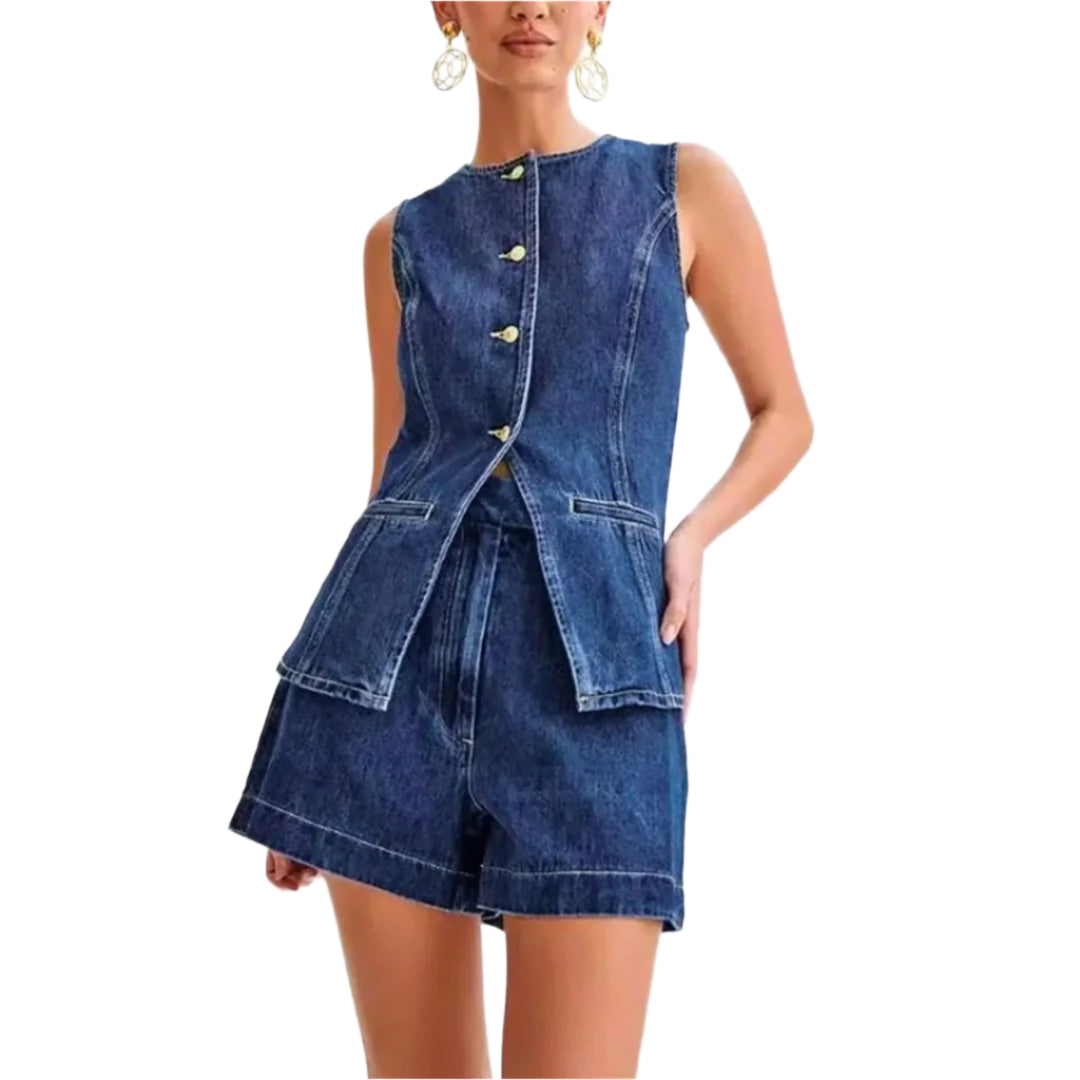 Kvinner todelt sett: ermeløs topp og høy midje shorts, perfekt for sommerens casual antrekk.