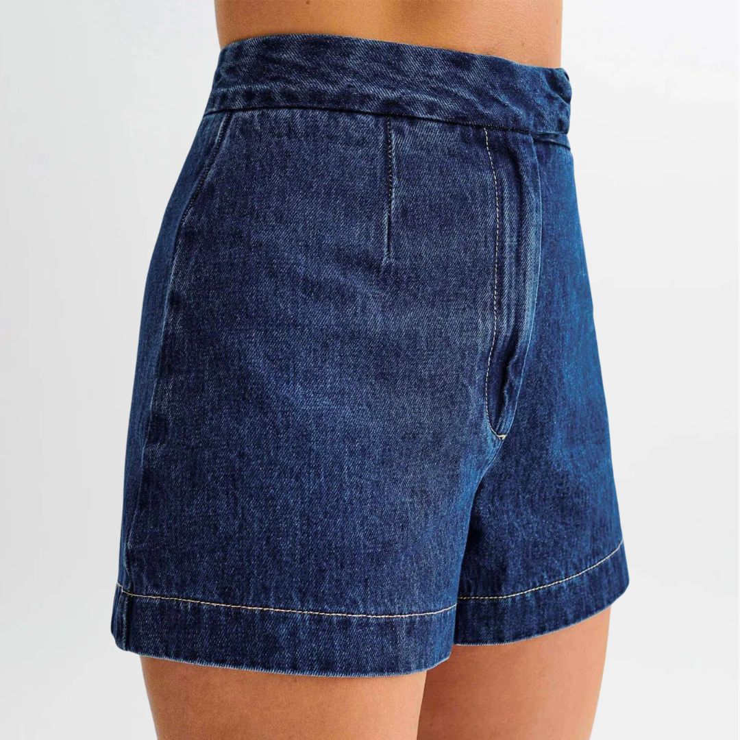Trendy kvinner sett med ermeløs topp og høy midje shorts, et must for sommerens garderobe.