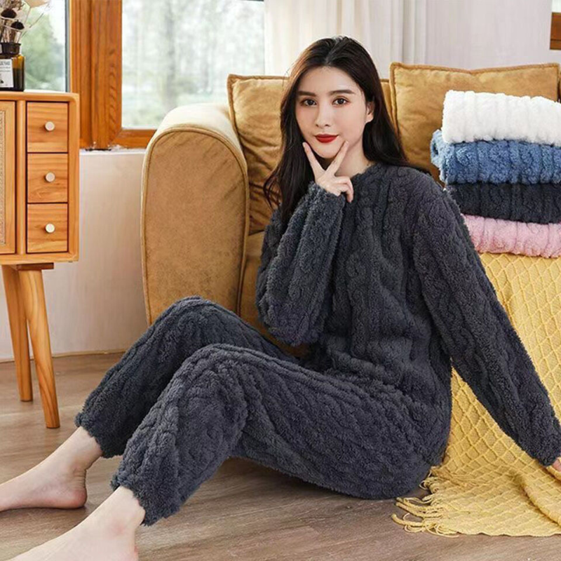 Et komplett varmt pyjamassett for kvinner: Langermet overdel og bukse i myk fleece for maksimal komfort.