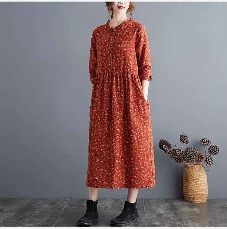 Delikat vintage blomstret kjole med sjarmerende volanger. Komfortabel og elegant damekjole for enhver anledning.