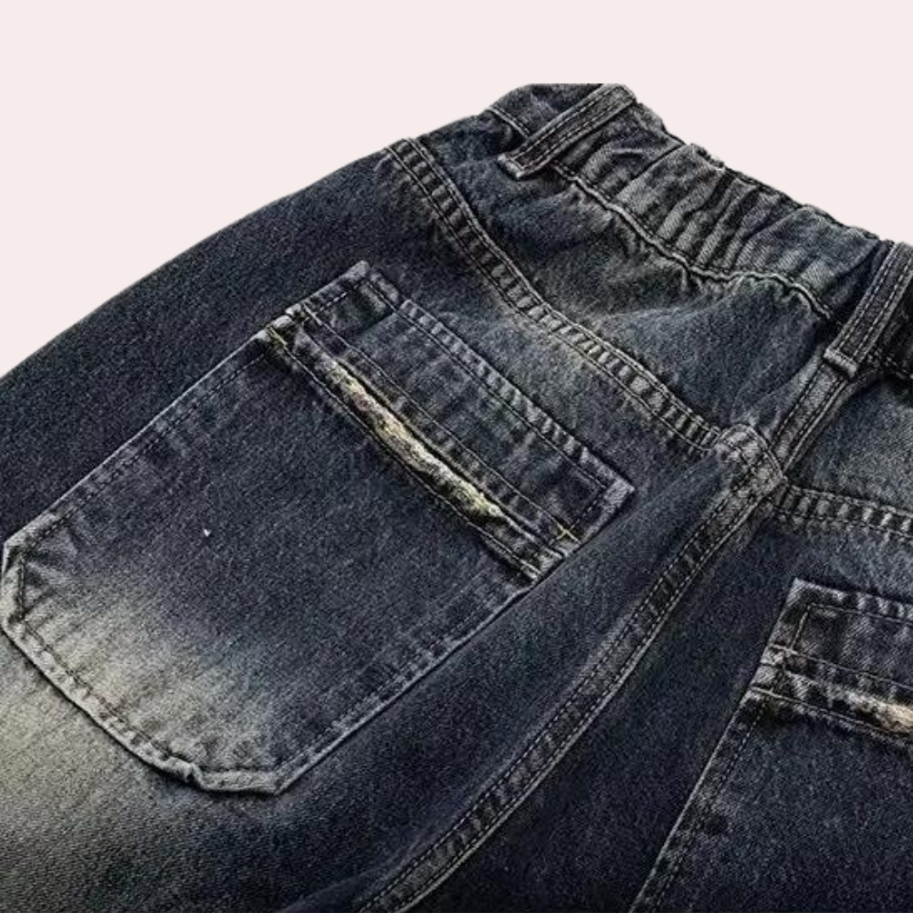 Baggy kvinnejeans i denim, viser justerbar midjedetalj, perfekt for en personlig passform og streetwear-look.