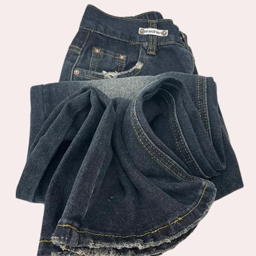 Modell iført løse baggy kvinnejeans med justerbar midje, viser trendy og avslappet streetwear-stil.