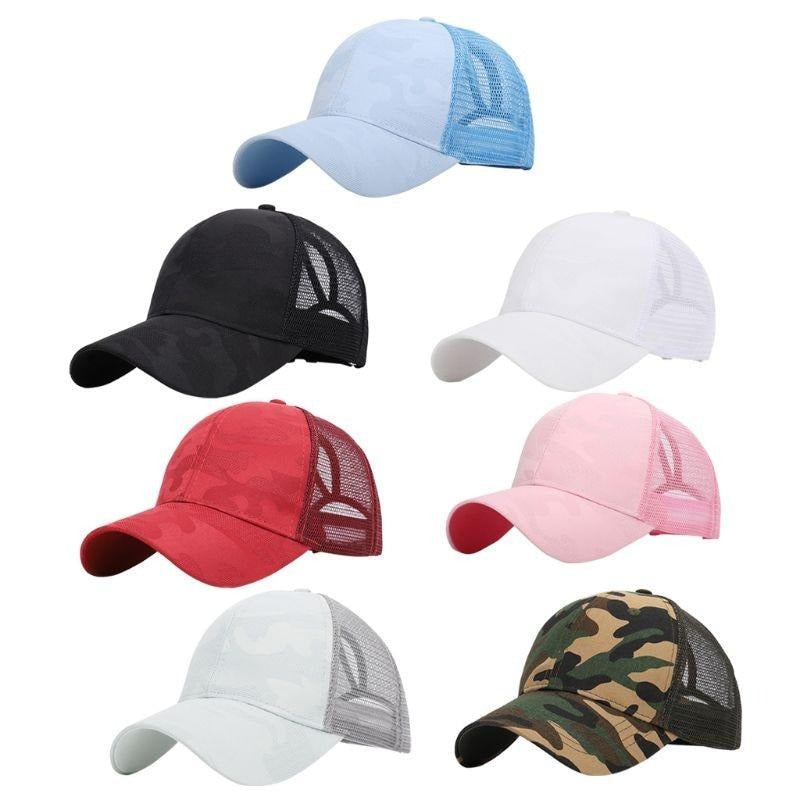 Bakside av justerbar kvinners baseballcap, viser kabelhullet for hestehale og god passform.