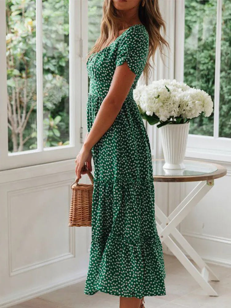 Feminin sommerkjole; blomstret maxikjole med puffermer og firkantet hals. Ideell ferie- og strandkjole.