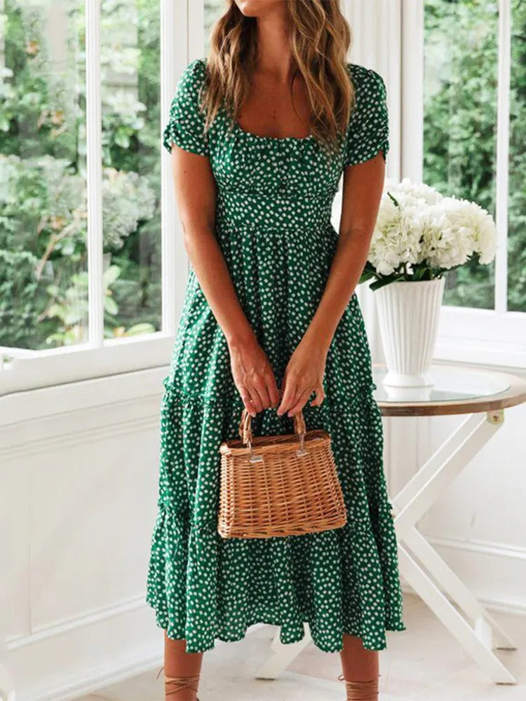 Stilig maxikjole med iøynefallende puffermer. Blomstret mønster og firkantet hals. Elegant sommerlook.