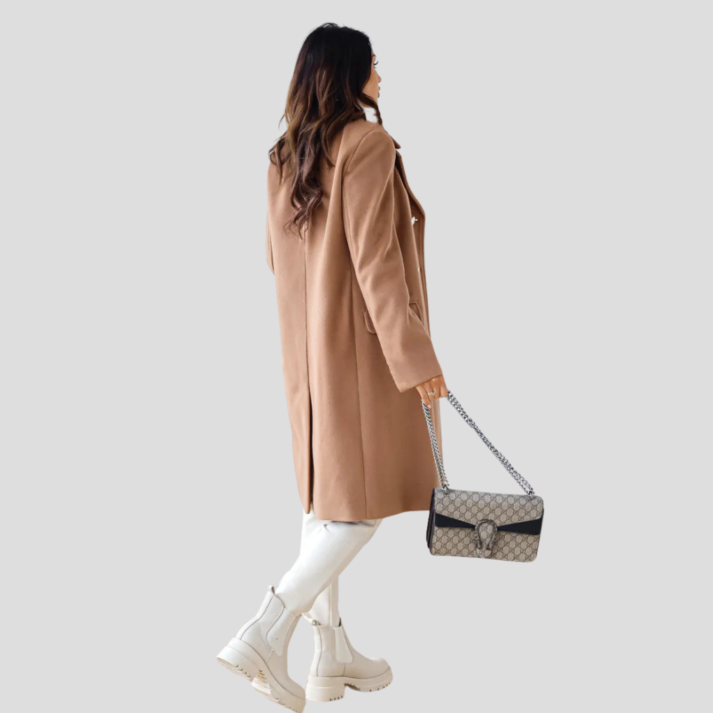 Dobbeltknappet frakk til kvinne i ullblanding, klassisk lang modell for en elegant vinterstil.