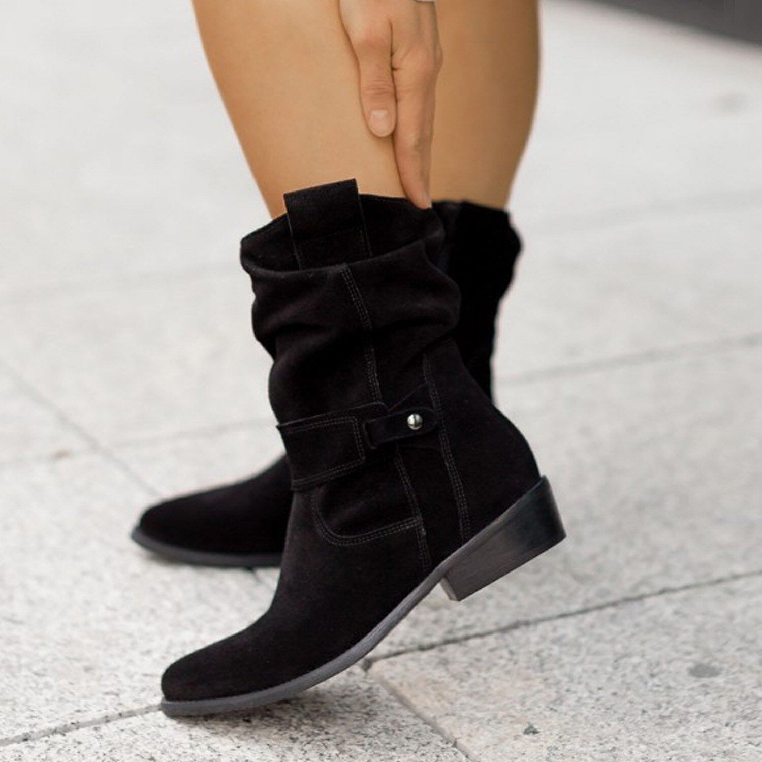 Håndlaget kvinneboots med støttende og komfortabel såle. Ideell for hverdag og formelle anledninger.