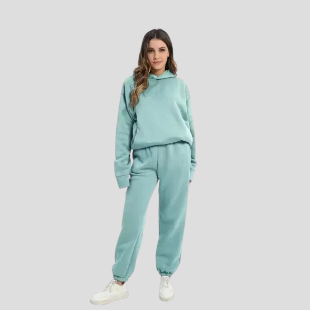 Hettegenser og joggebuksesett for kvinner, perfekt for sporty look eller avslappet hjemmebruk i vinter.