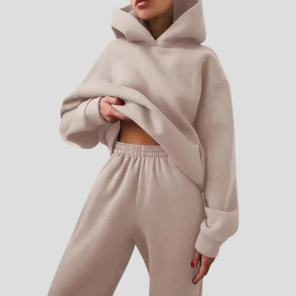 Fleece joggedress for kvinner, inkluderer varm hettegenser og joggebukse, ideelt for kalde dager.
