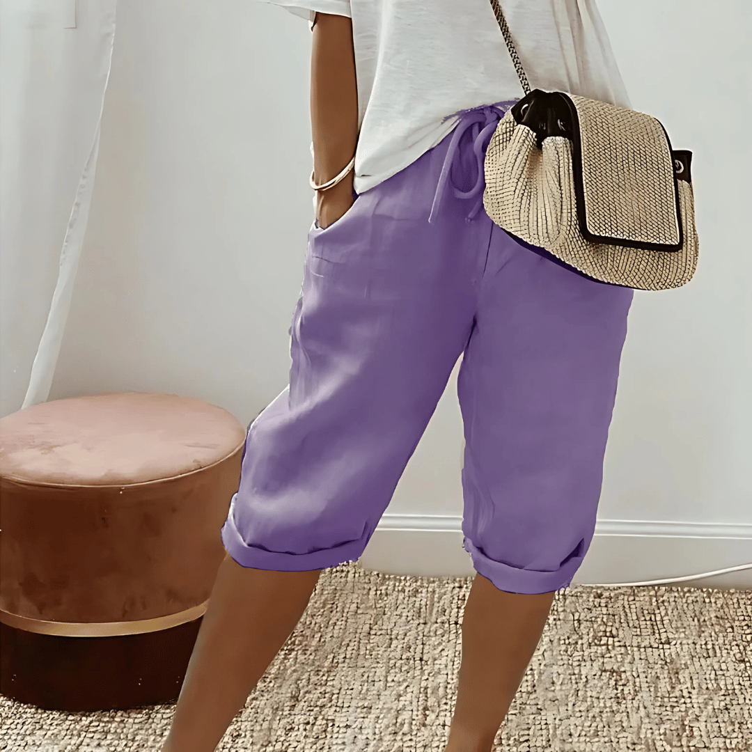 Kvinners kneelengde haremshorts med praktisk snøring og elastisk midje. Løs passform fritidsshorts.