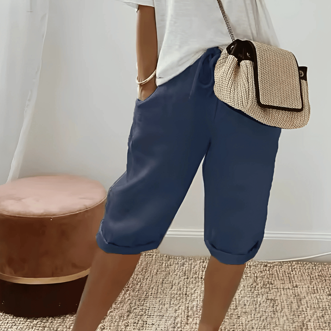Stilige kvinners kneelengde haremshorts. Løs passform og elastisk midje for varme dager og komfort.