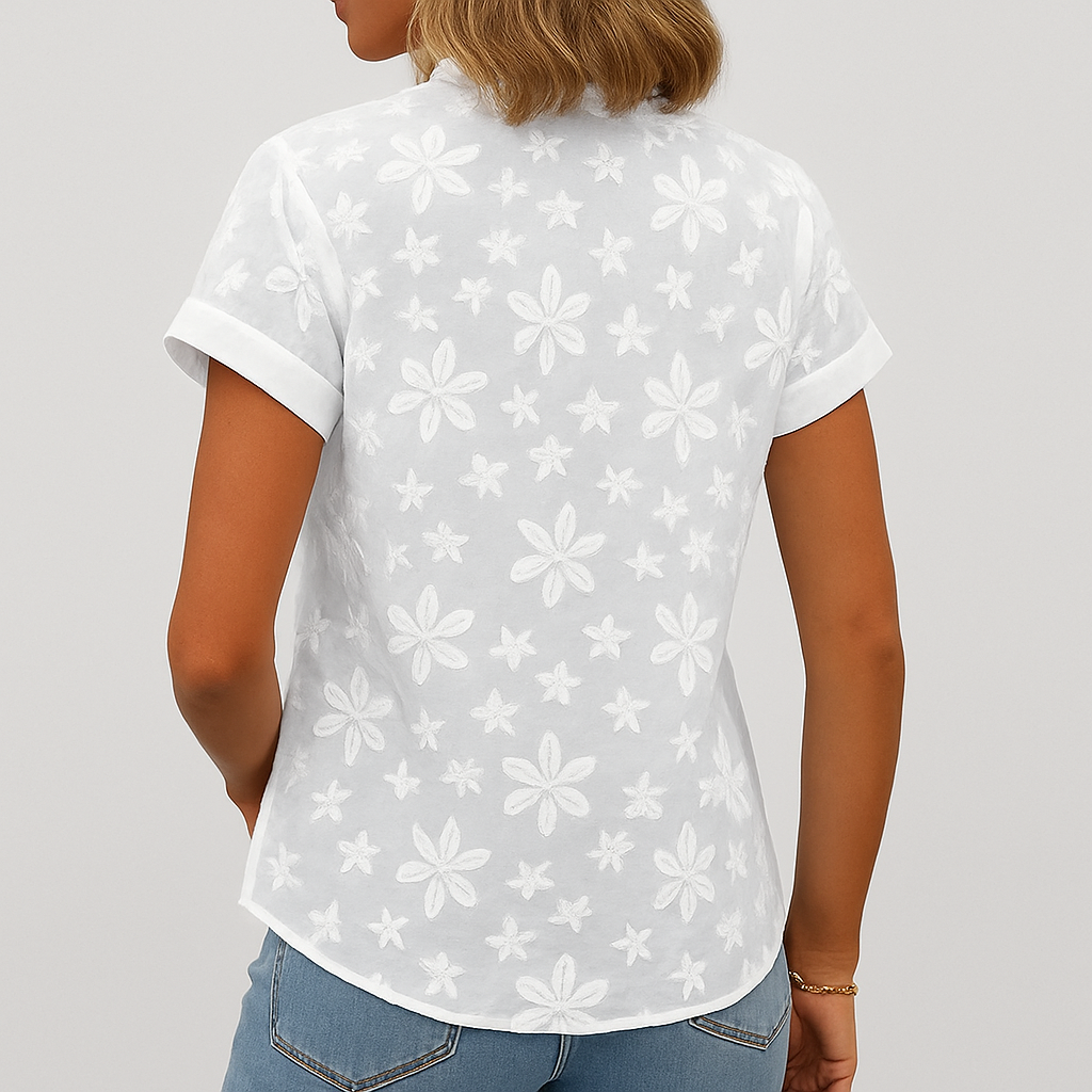 Hvit kvinners blomsterbluse med korte ermer. Mønstret, lett bluse perfekt som elegant vår- og sommerplagg.