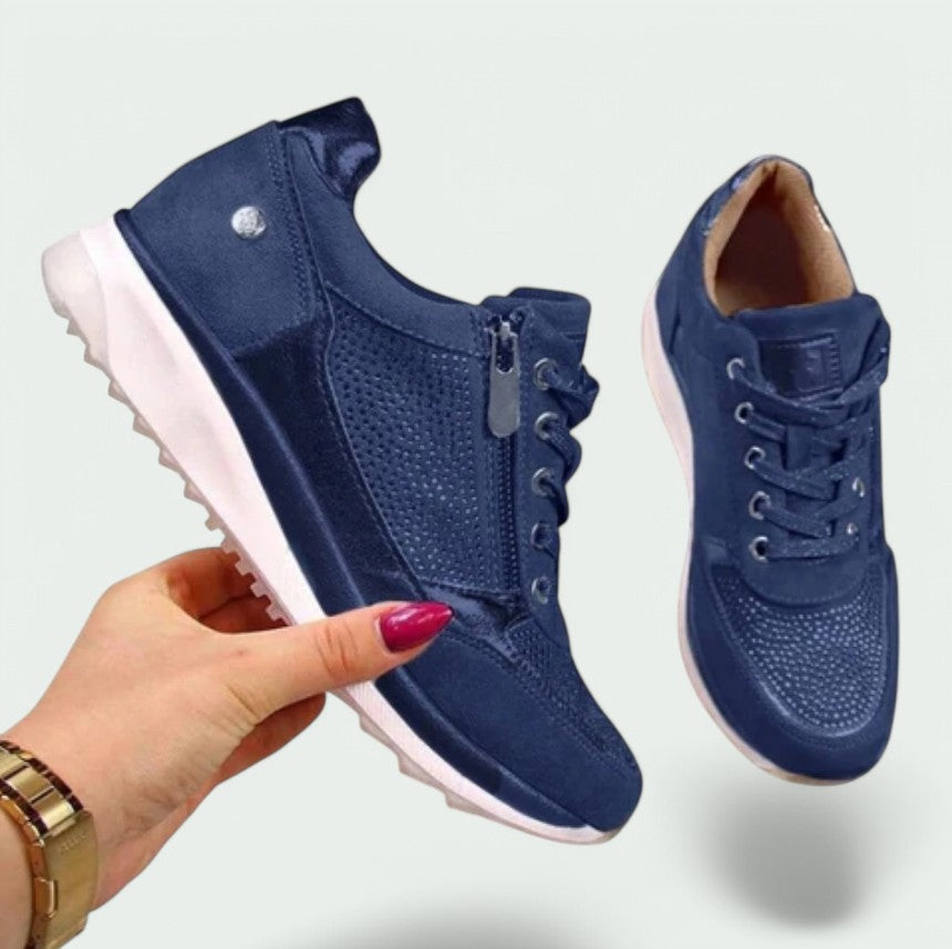 Nære bilde av borrelåslukking på lette damesneakers. Komfortable hverdagssko for kvinner, moderne design.