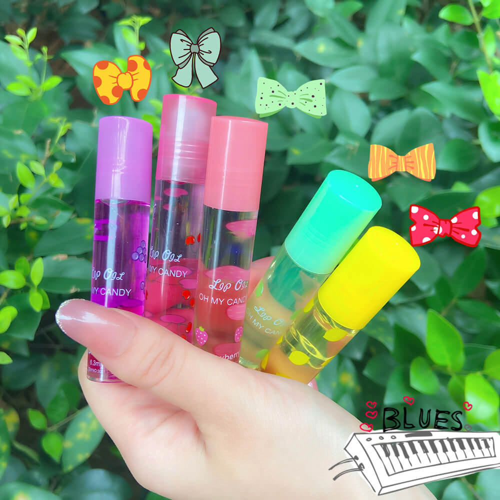 Nærbilde av 6 fruktige lipgloss tuber, gir skinnende og fuktig leppepleie til kvinner.