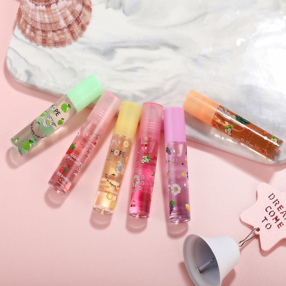 En kvinne påfører glansfull, fuktighetsgivende lipgloss fra settet for skinnende lepper.