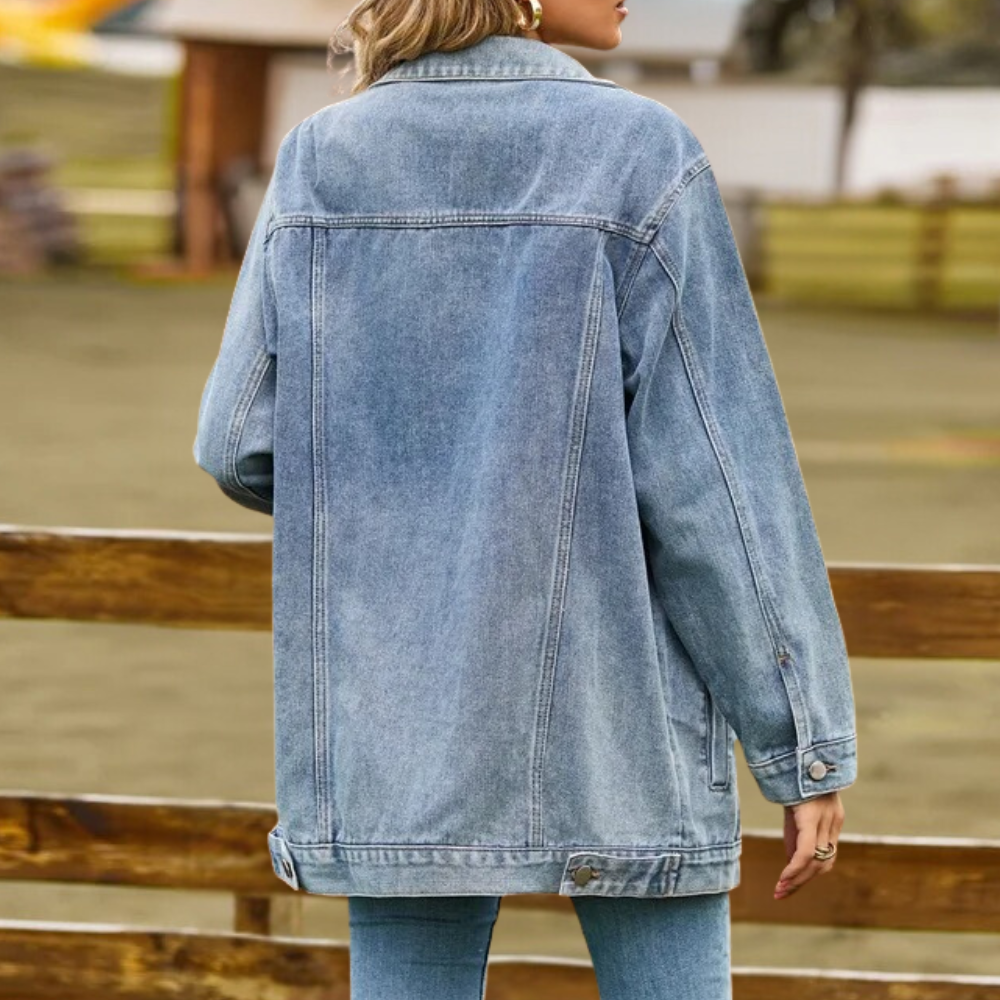 Komfortabel oversize retrojakke i denim for kvinner, med unike designdetaljer. Ideell for hverdagsbruk.