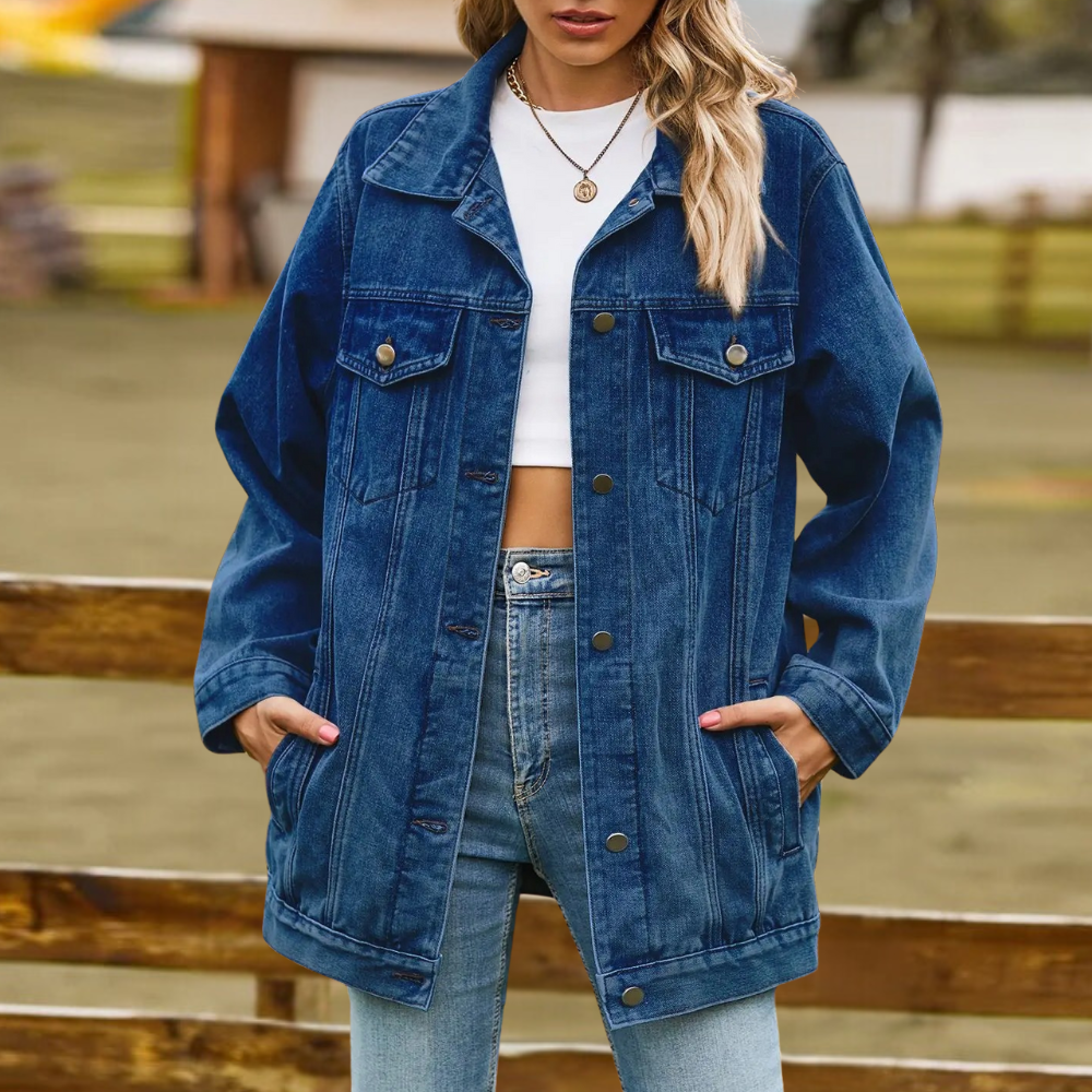 Damejakke med unike retrodetaljer og en trendy oversize passform. Ideell denim yttertøy for casual stil.