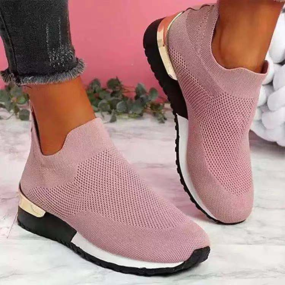 Enkle slip-on damesko med ren, minimalistisk stil. Perfekt for komfortabelt og elegant vår/sommerbruk.